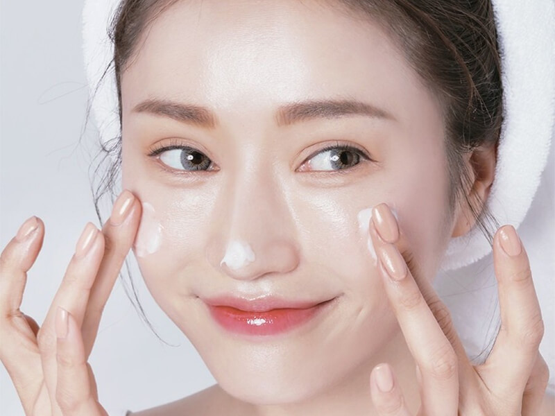 Sử dụng kem dưỡng ẩm giúp cung cấp độ ẩm và duy trì làn da săn chắc