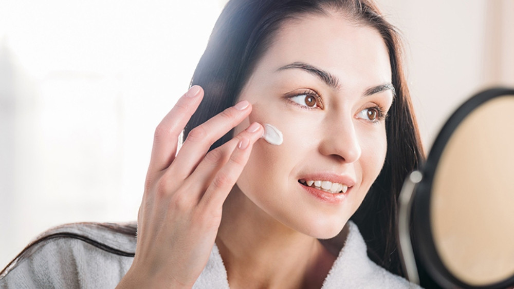 Sử dụng kem dưỡng ẩm phù hợp với làn da yếu mỏng