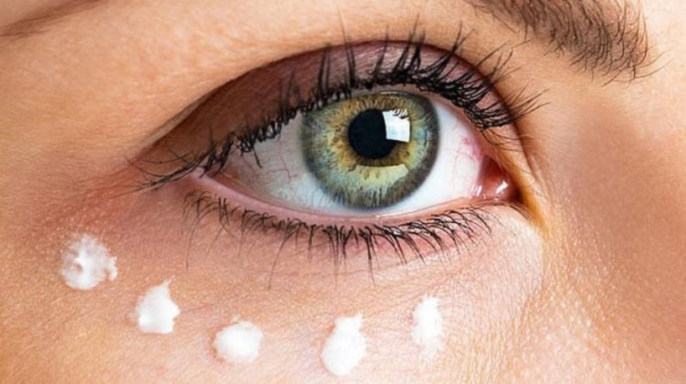 Sử dụng kem dưỡng mắt để giảm quầng thâm, bọng mắt sau sinh