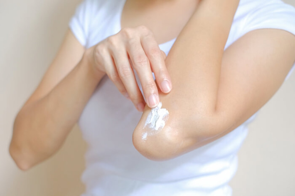 Sử dụng kem trị thâm chuyên dụng