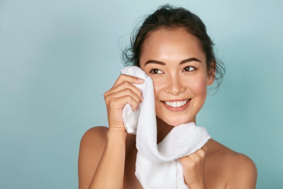 Sử dụng khăn mềm để lau khô mặt