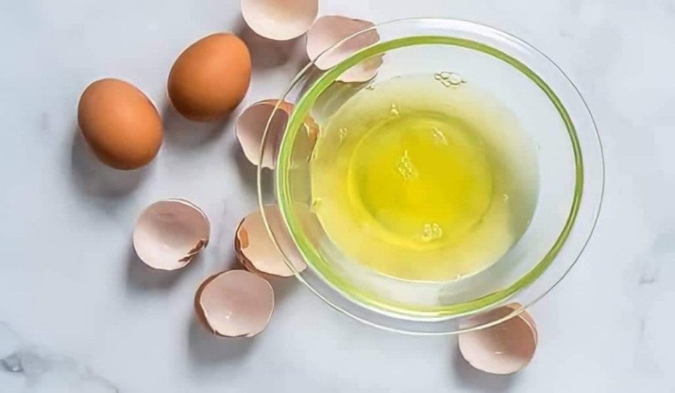 Sử dụng lòng trắng trứng làm sạch sỏi bã nhờn