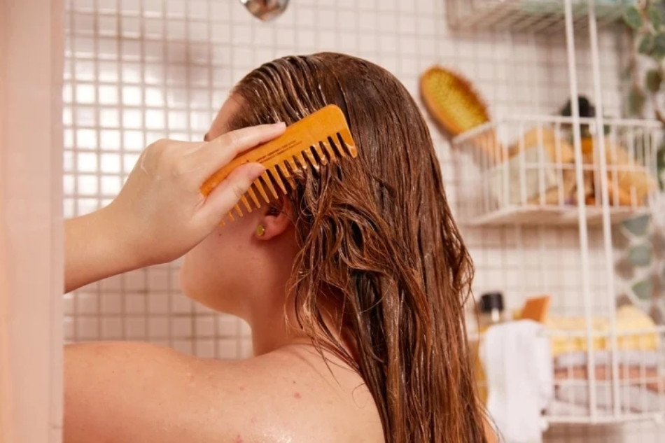 Sử Dụng Lược Thưa Để Chải Tóc Để Tránh Tóc Rụng Nhiều