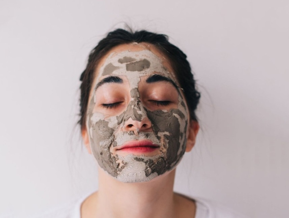 Sử dụng mặt nạ đất sét có thể giúp kiểm soát dầu thừa trên da hiệu quả.