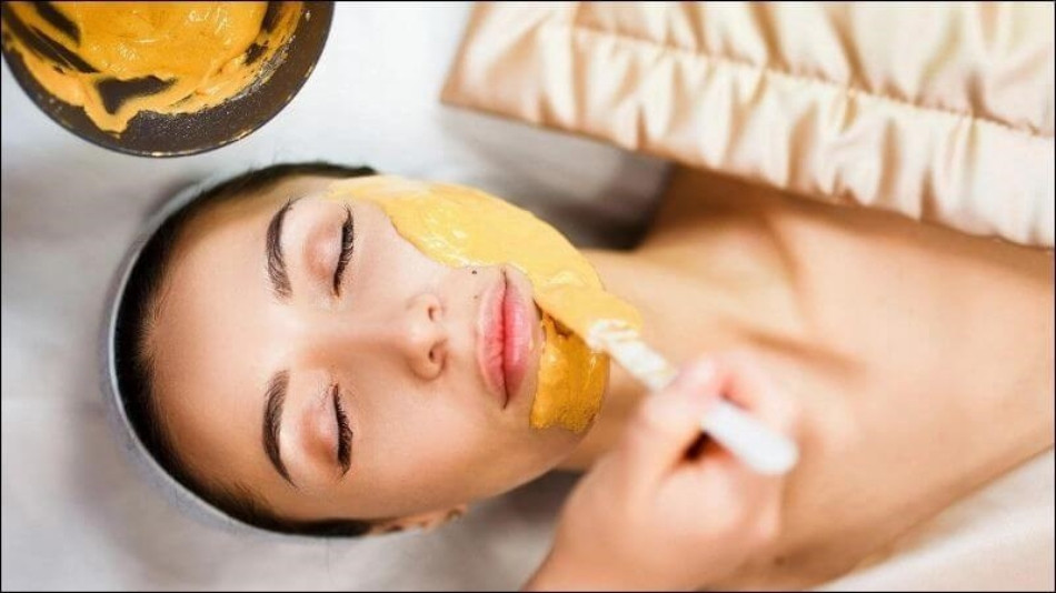 Sử dụng mặt nạ nghệ vào buổi tối để đạt được hiệu quả tốt nhất