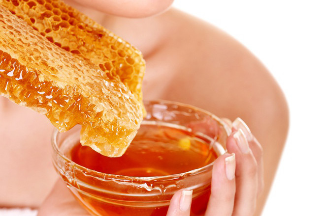 Sử dụng mật ong để điều trị mụn đầu đen