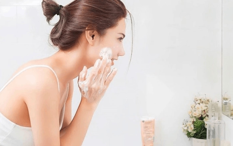 Sử dụng những loại sữa rửa mặt dịu nhẹ, không gây khô da