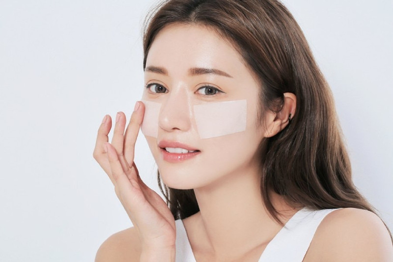 Sử dụng nước cân bằng da để giữ ẩm