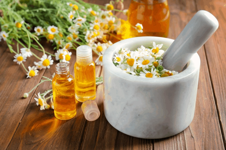 Sử dụng nước hoa cúc dưỡng tóc mềm mượt