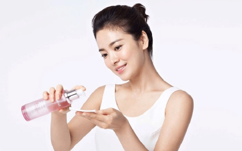 Sử dụng nước hoa hồng để cân bằng lại độ ẩm trên da
