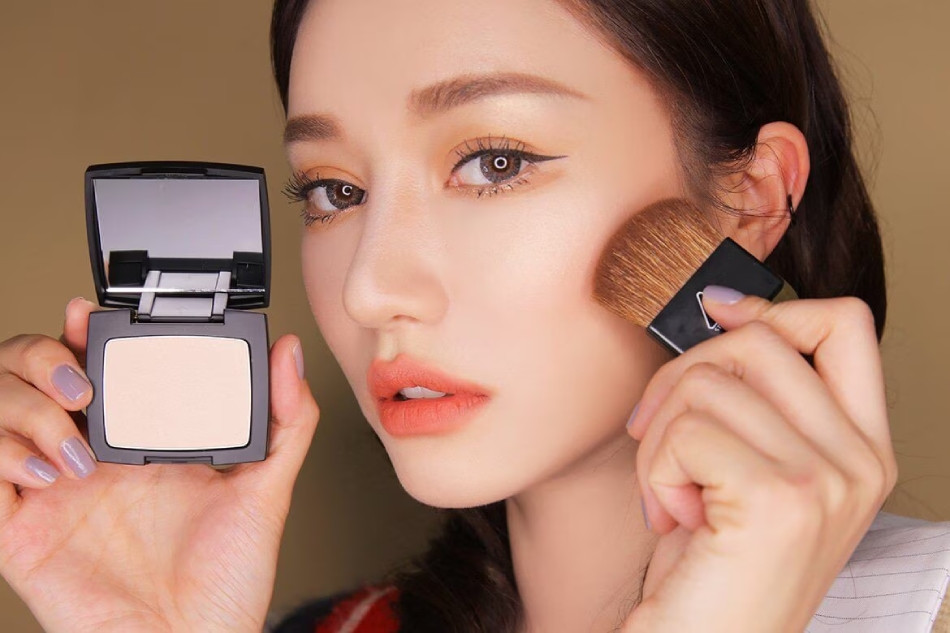 Sử dụng phấn phủ giúp bảo vệ lớp trang điểm