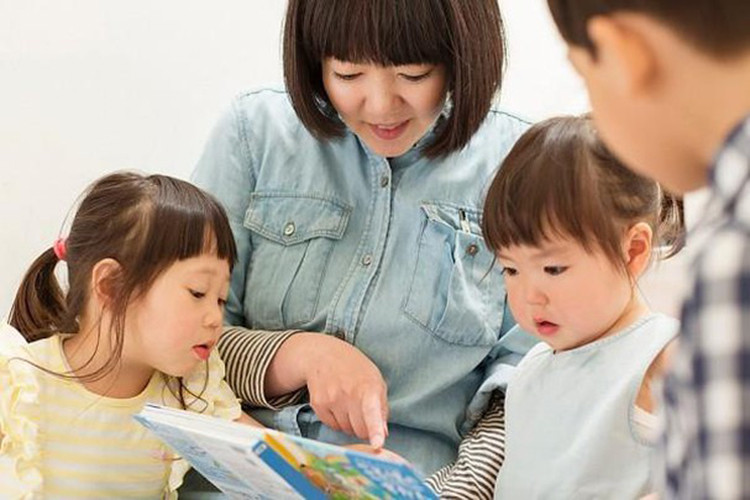 Sử dụng sách để giải đáp câu hỏi của trẻ