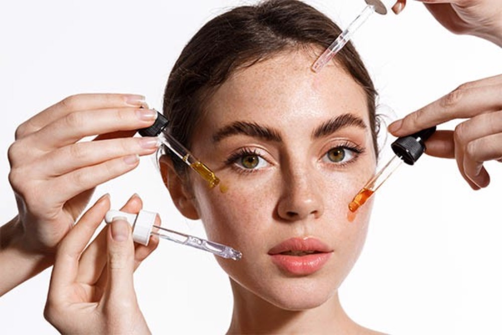 Sử dụng serum chuyên dụng để chăm sóc da