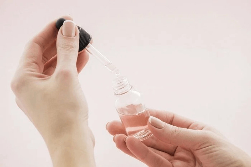 Sử dụng serum giúp làm sáng da, ngăn ngừa dấu hiệu lão hóa