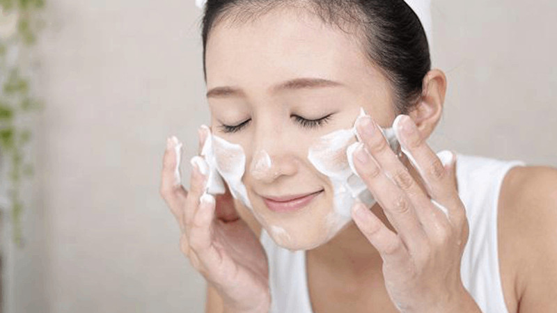 Sử dụng sữa rửa mặt để làm sạch da tốt hơn