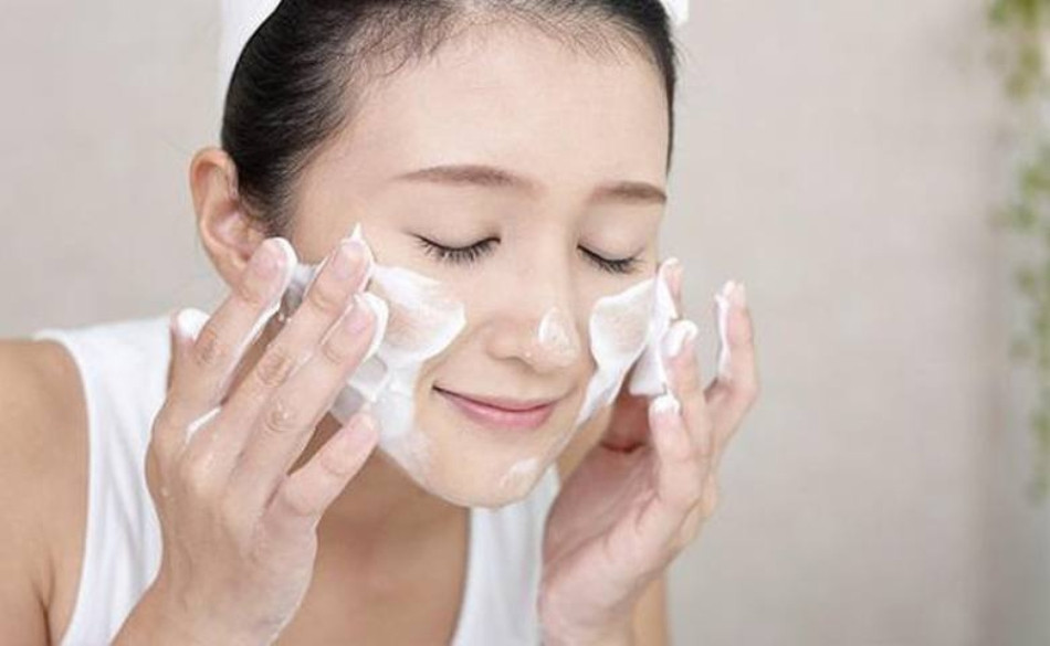 Sử dụng sữa rửa mặt để ngăn ngừa mụn hiệu quả