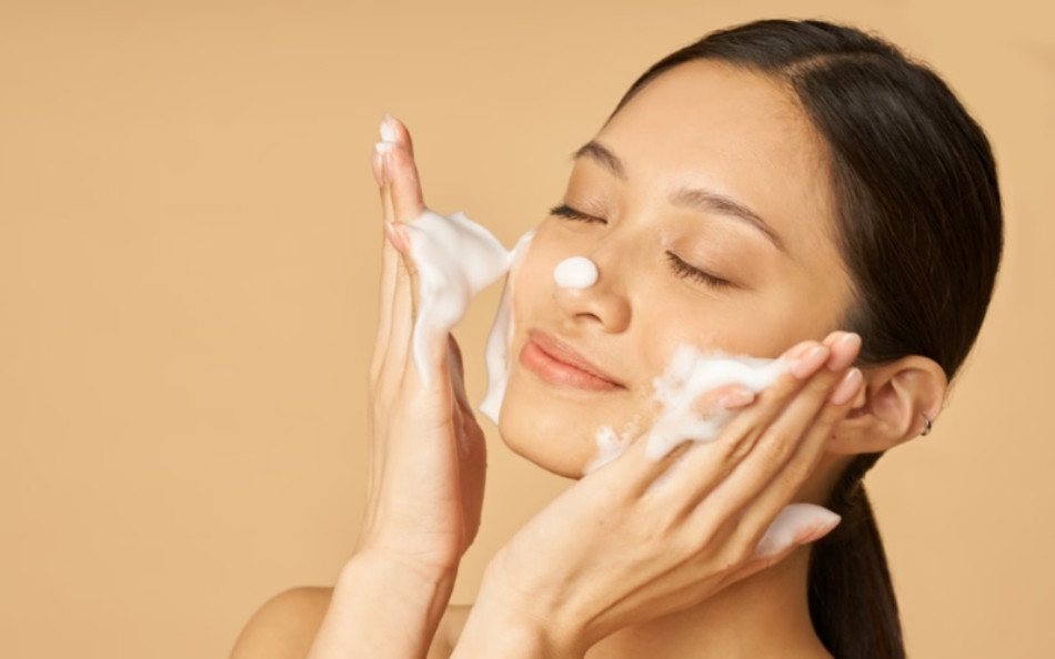 Sử dụng sữa rửa mặt thích hợp cho da bị mụn