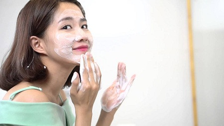 Sử dụng sữa rửa mặt
