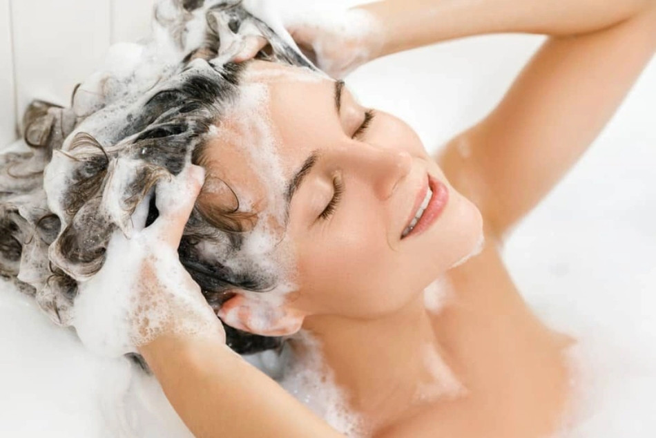 Sử dụng sữa tắm để gội đầu khiến da dầu bị nhờn và có gàu