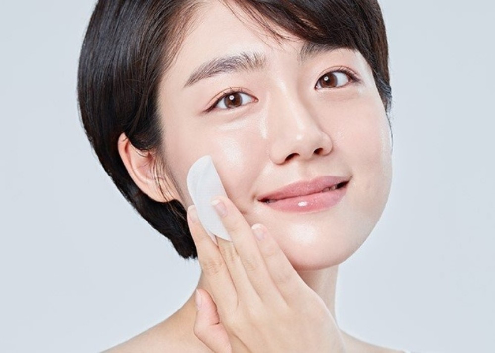 Sử dụng toner để cân bằng độ pH và giữ ẩm cho da