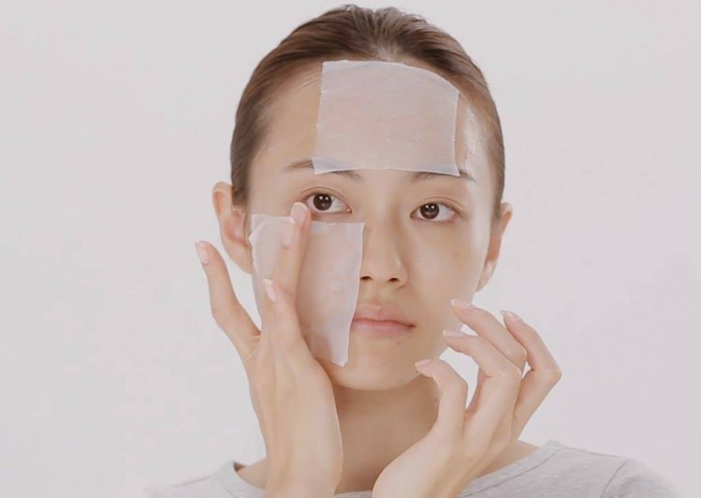 Sử dụng toner giúp khôi phục lại độ pH tự nhiên của da, giảm tình trạng khô da.