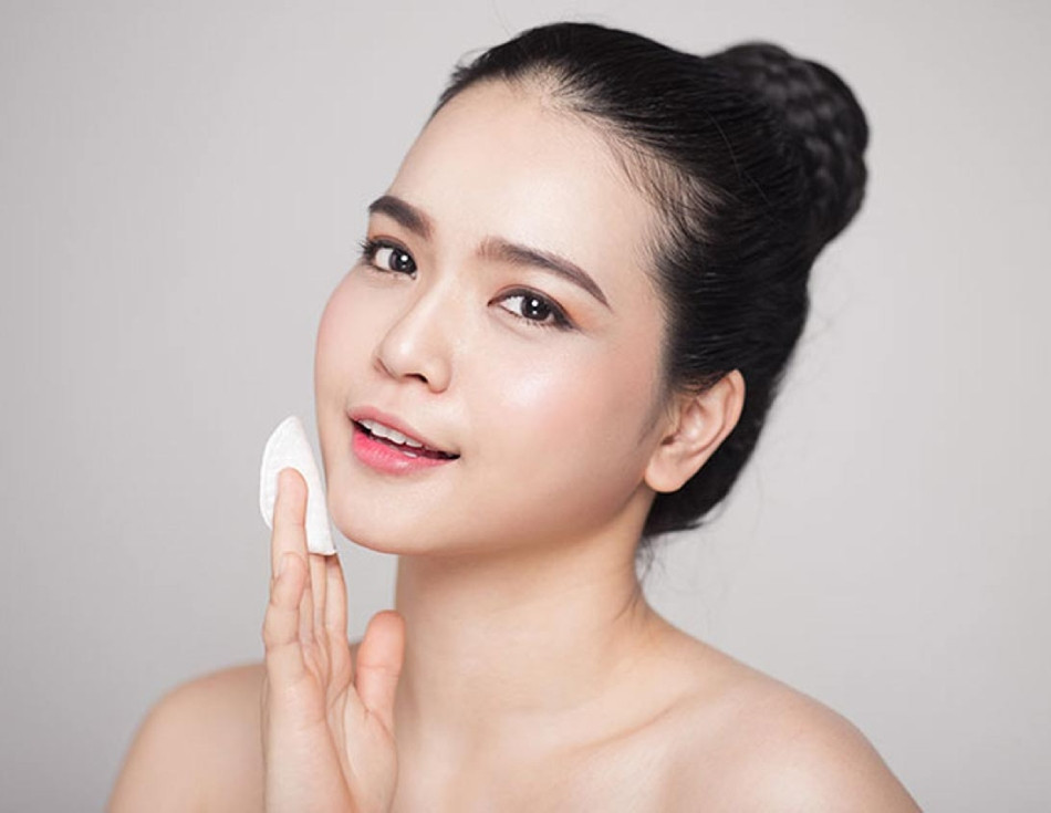 Sử dụng toner làm sạch và cân bằng pH cho da