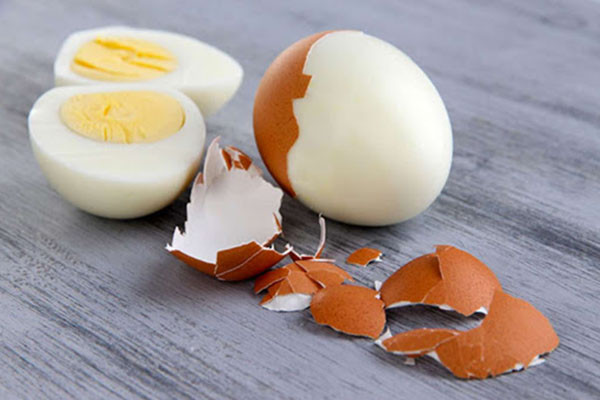 Sử dụng trứng gà để điều trị mụn đầu đen