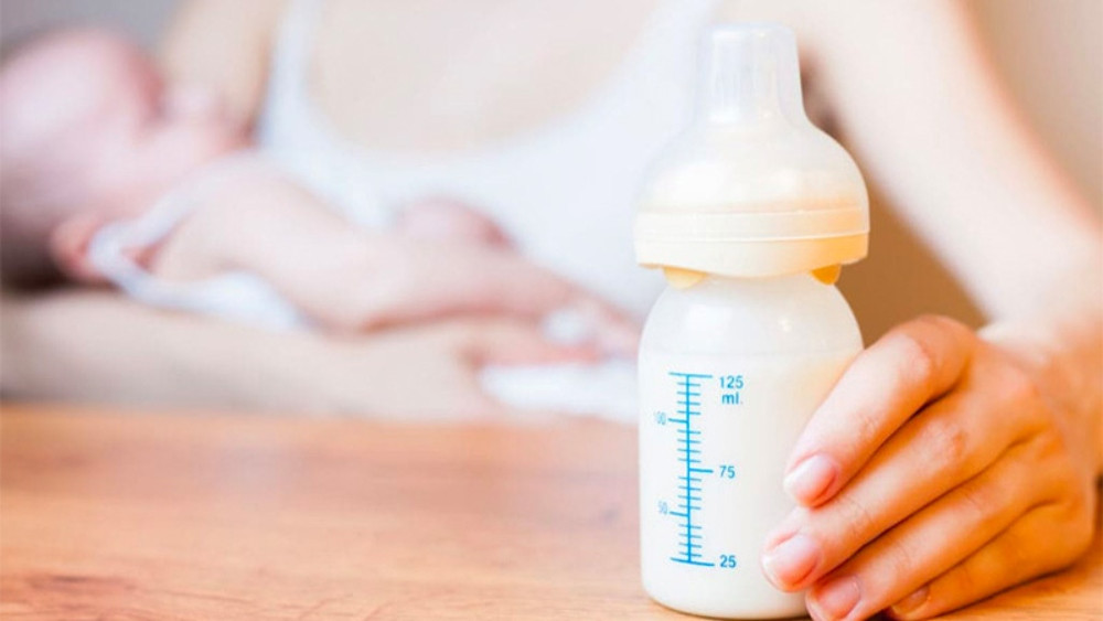 Sữa mẹ chứa rất nhiều Vitamin và Khoáng chất có lợi cho làn da.