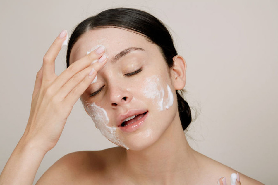 Sữa rửa mặt có làm trắng da không? Tìm hiểu chi tiết