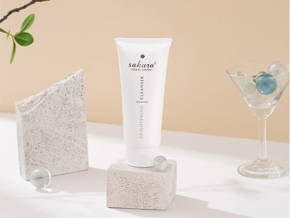 Sữa rửa mặt Sakura Whitening