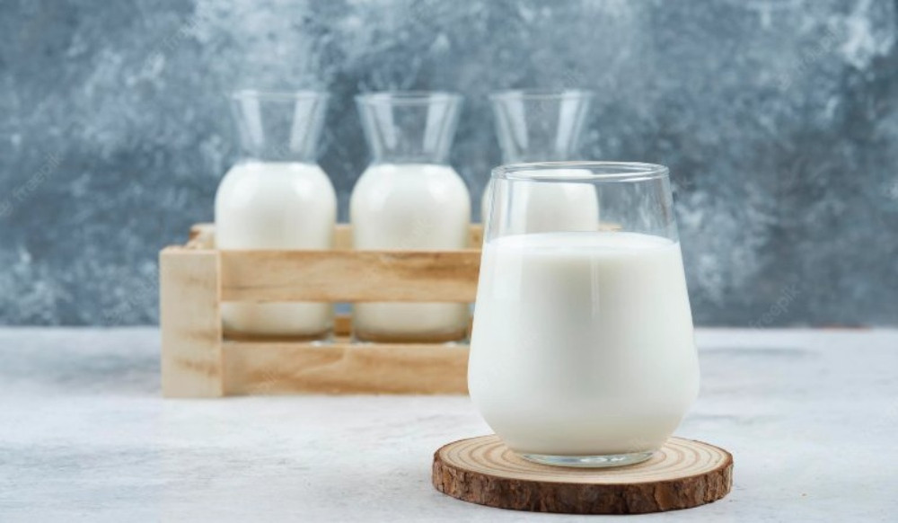 Sữa tươi không đường là lựa chọn hữu ích cho các mẹ sau sinh có làn da khô và đen sạm.