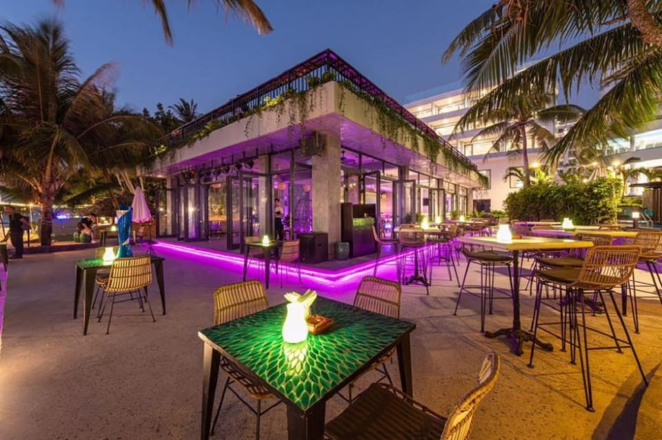 Sunset Beach Bar có cả khu trong nhà, ngoài trời.