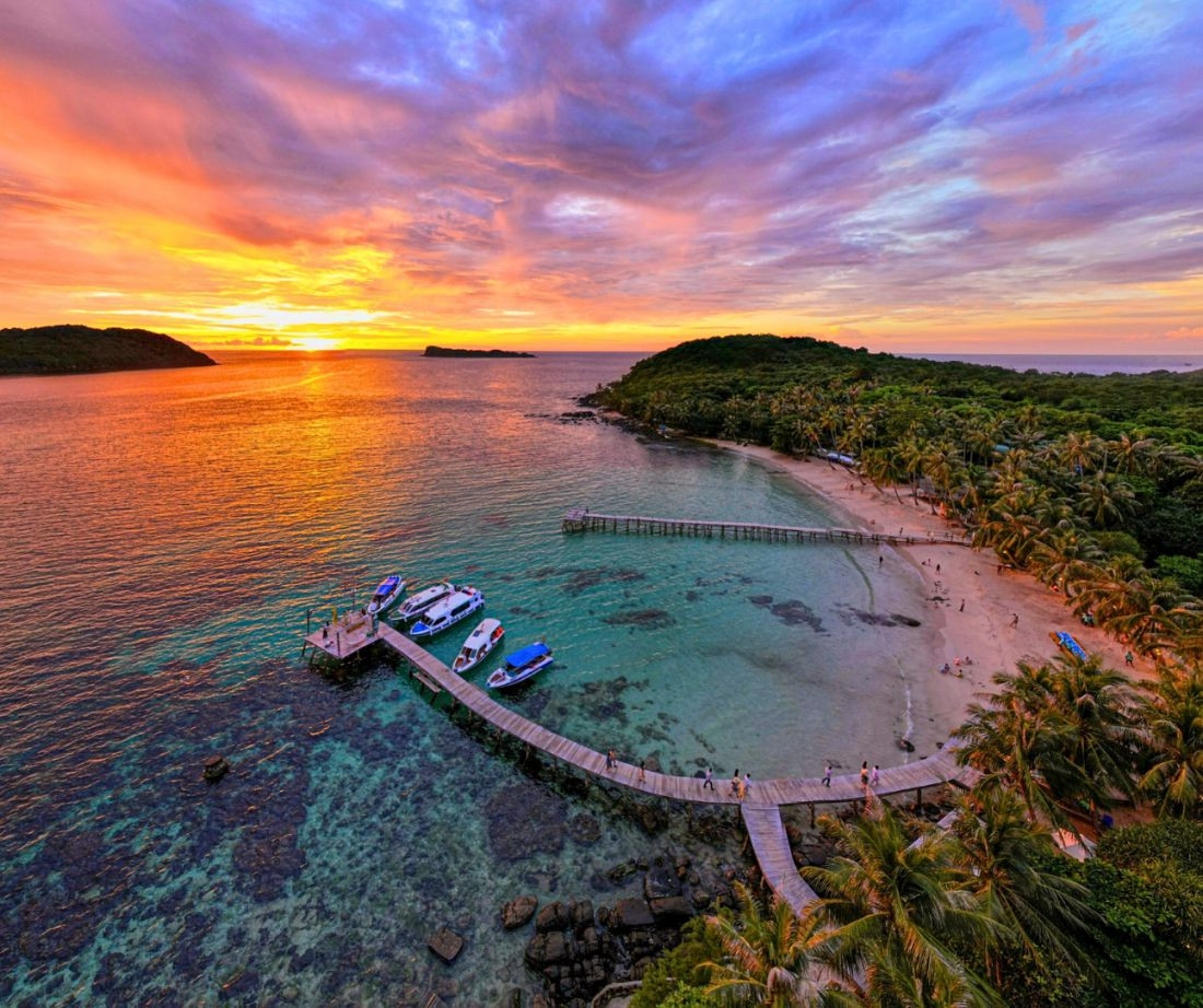 Sunset on May Rut Trong Island