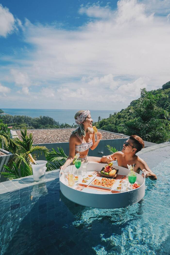 Sunsuri với bể bơi view biển