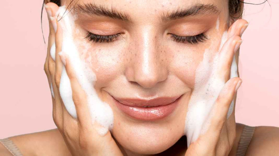 13 Loại Sữa Rửa Mặt Tốt Nhất Cho Da Dầu Mụn