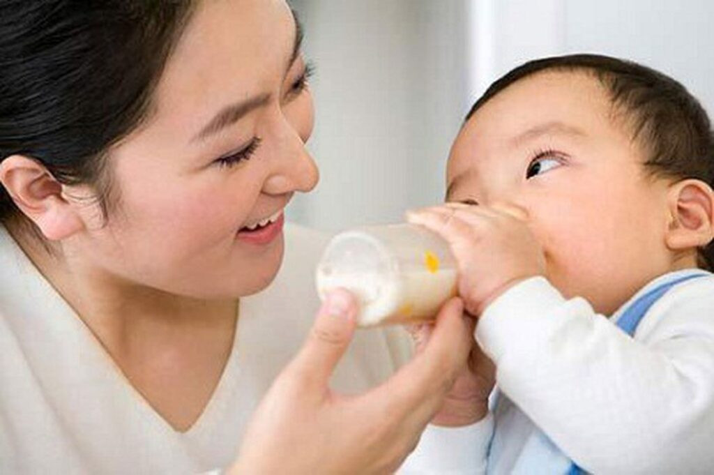 Tập cho trẻ bú bình: Trẻ bú bình ngon lành mẹ nhàn tênh