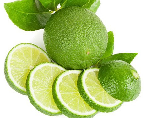 Mẹ nên từ bỏ thói quen tắm bằng chanh cho bé