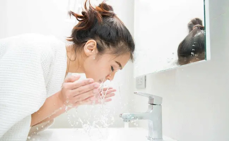 Tắm và rửa mặt đúng cách để làn da không bị khô ráp