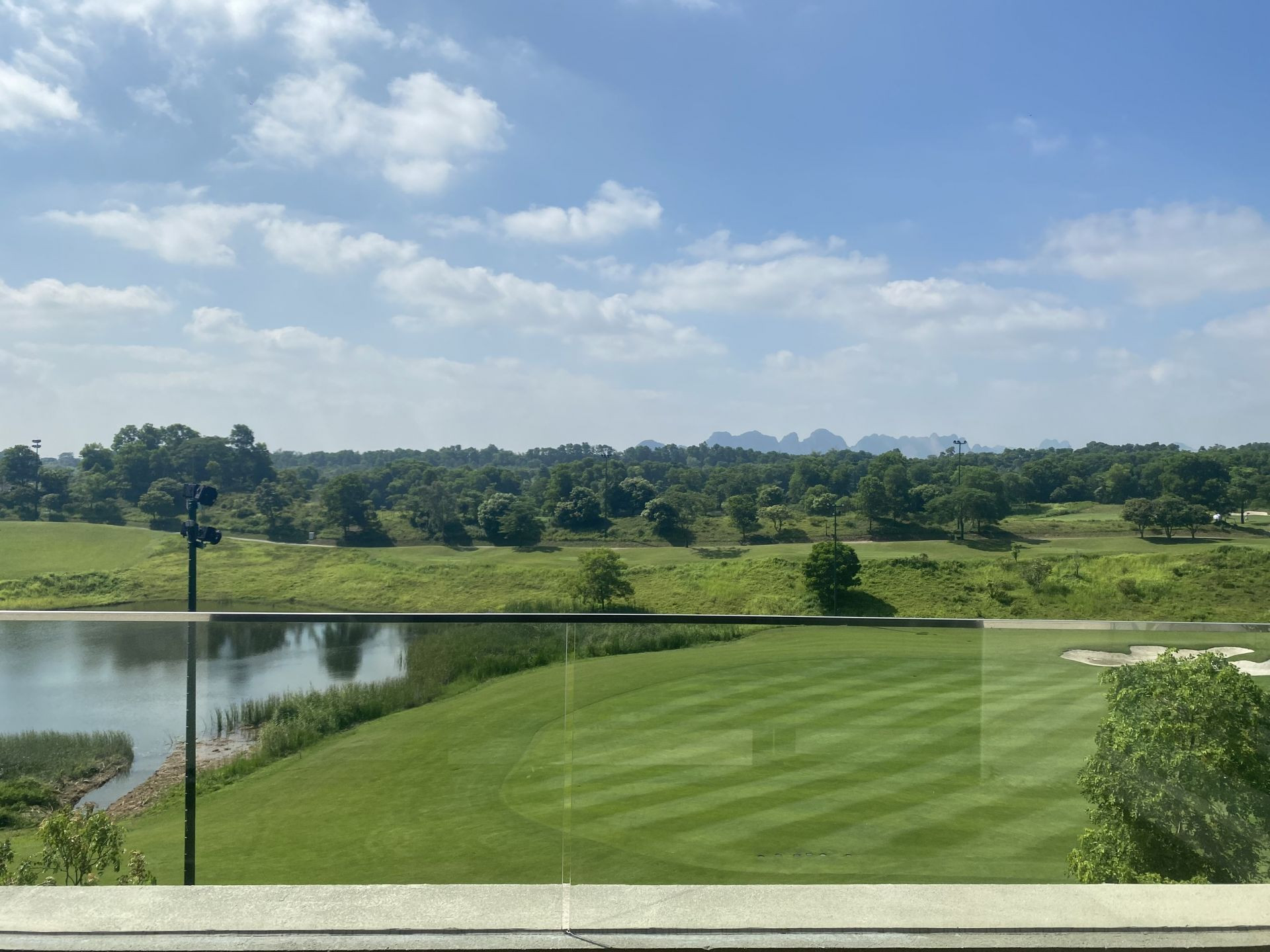 Tầm view biệt thự Sky Lake Resort &amp; Golf