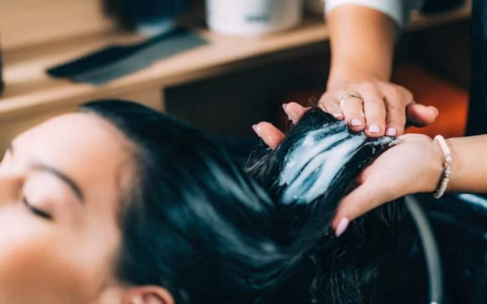 Tần suất gội đầu cho tóc duỗi hợp lý