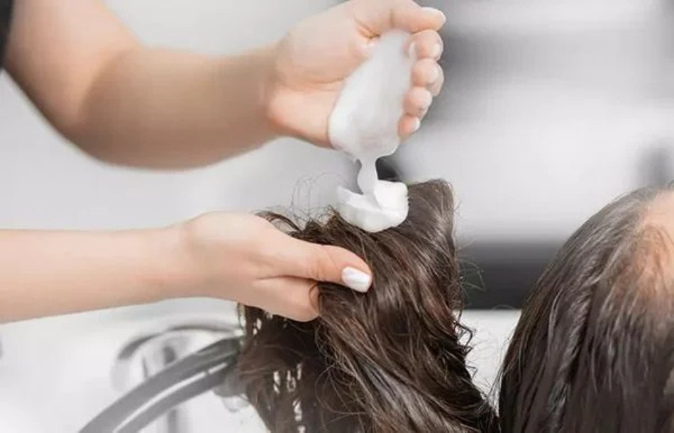 Tạo bọt trước khi gội