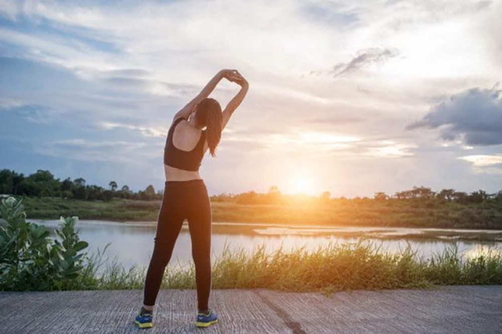 Tập thể dục vào buổi sáng giúp tái tạo năng lượng sau đêm dài.