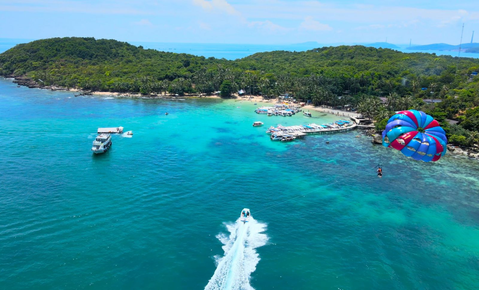 Tàu kéo dù bay trên May Rut Trong