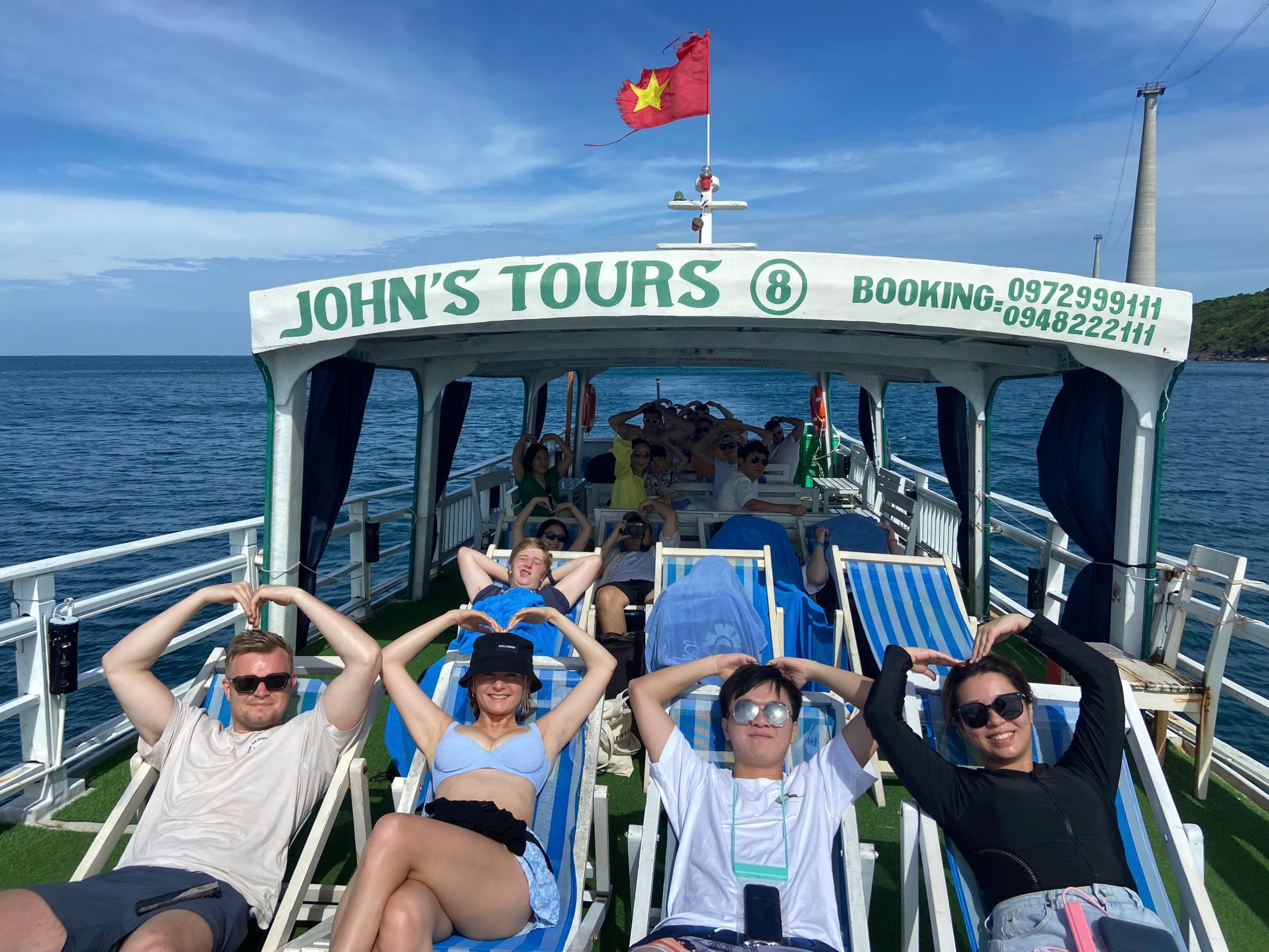 Tàu lớn của John’s Tours