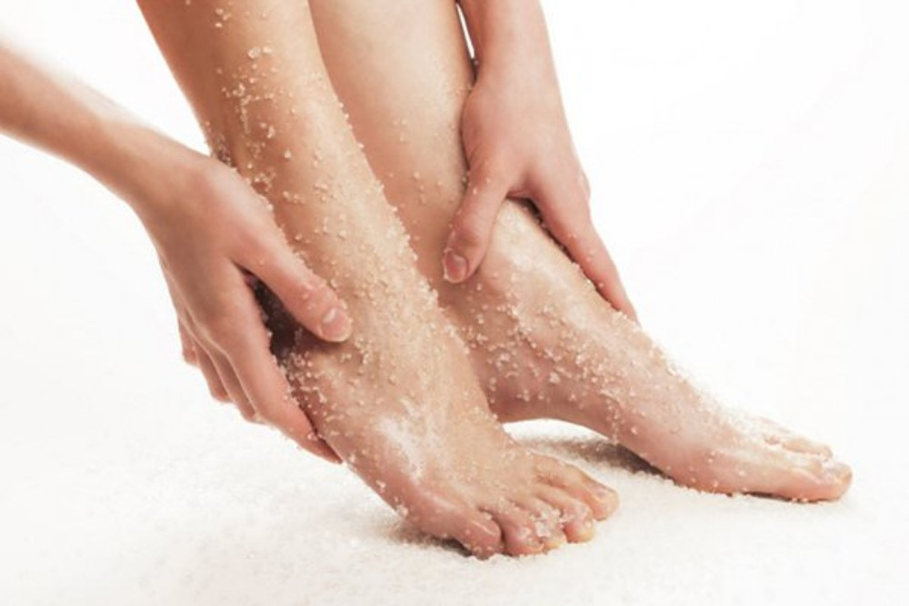 Tẩy da chết cho da bàn chân định kỳ