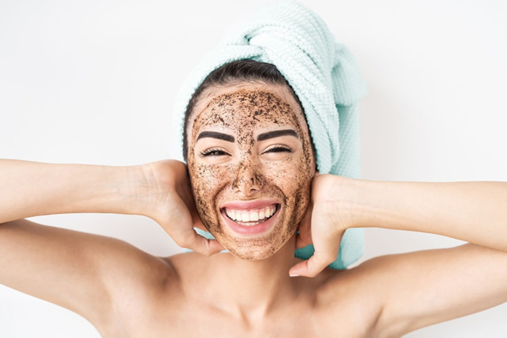 Tẩy da chết để loại bỏ lớp sừng và làm mờ vết nám