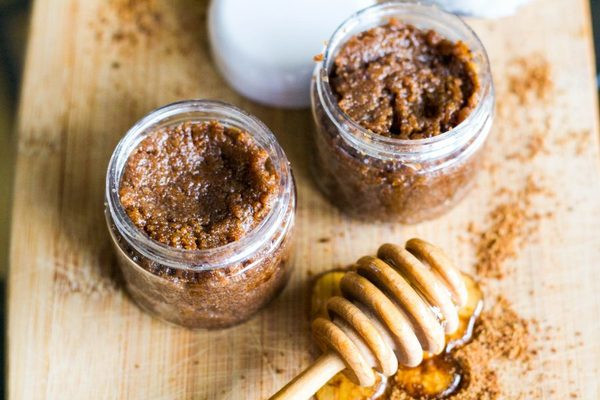 Tẩy tế bào chết bằng đường nâu