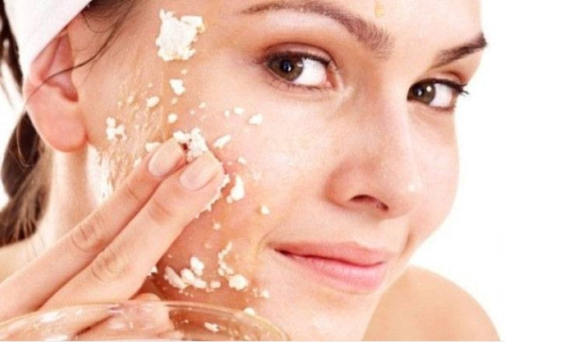 Tẩy tế bào chết định kỳ để loại bỏ bã nhờn tích tụ