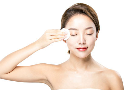 Tẩy trang cho cả môi và vùng da mặt