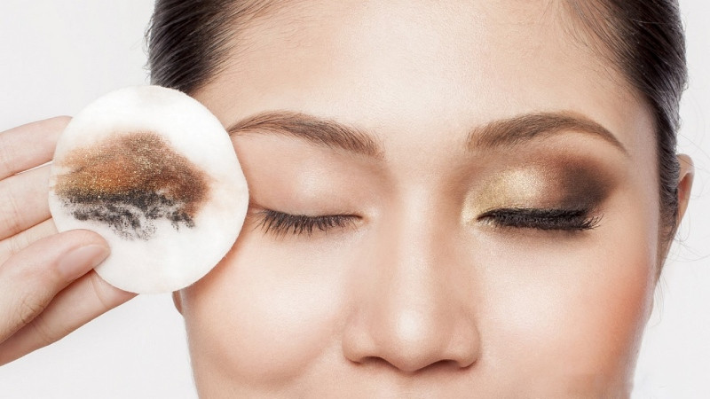 Tẩy trang giúp loại bỏ lớp makeup và bụi bẩn trên da